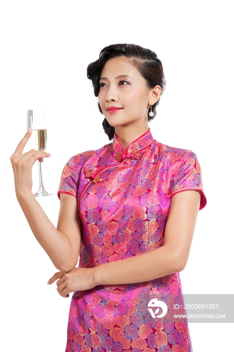 棚拍身穿中国传统服装的年轻女人举杯