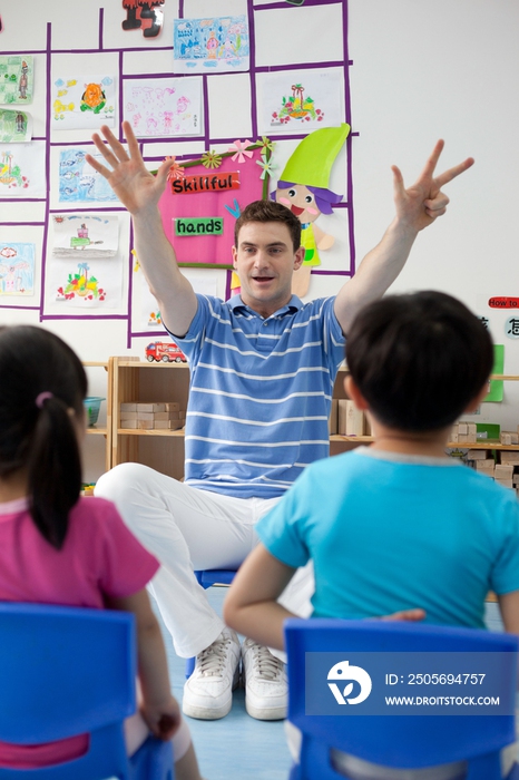幼儿园外教男老师给小朋友们上课
