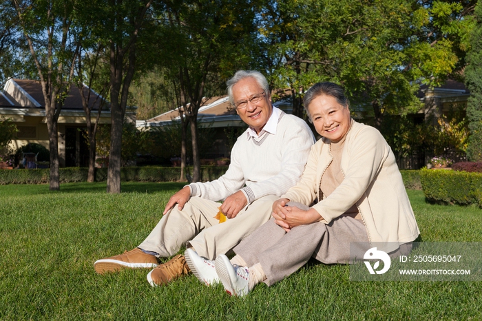 老年夫妻在院子里休息