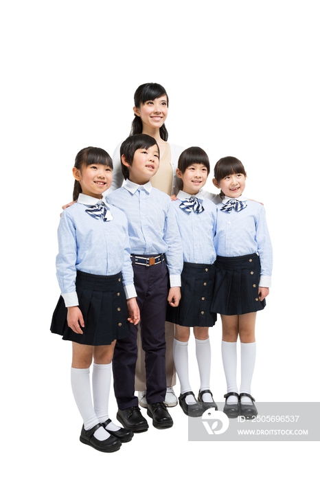 小学生和年轻女老师合影