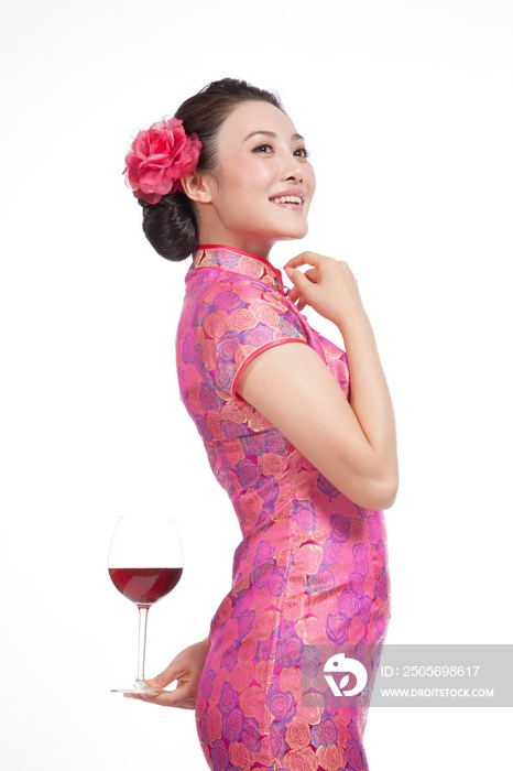 棚拍身穿中国传统服装的年轻女人端酒杯