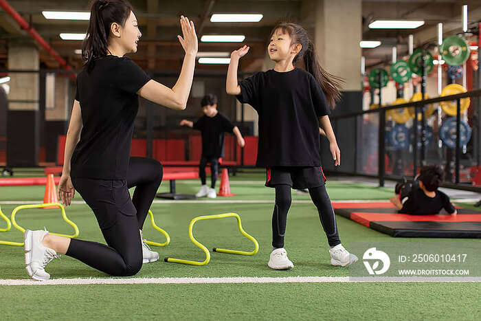 女孩与教练击掌庆祝