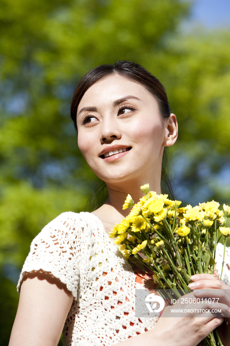 青年女子享受自然