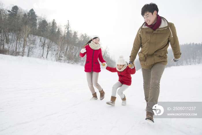快乐的一家人在雪地上嬉戏