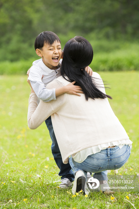 快乐的母子在草地上嬉戏