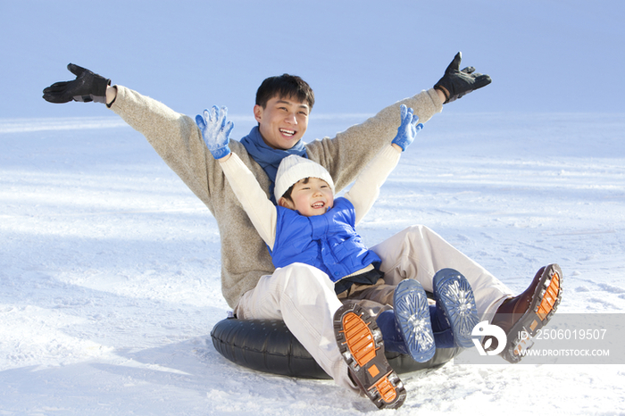 父子在雪地嬉戏