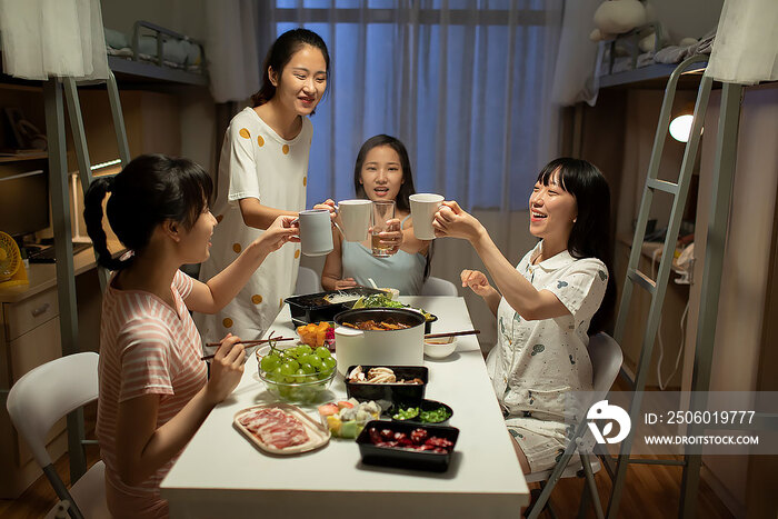 年轻大学生在宿舍吃火锅