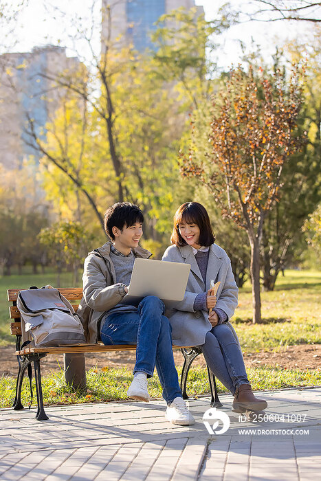 年轻大学生使用笔记本电脑