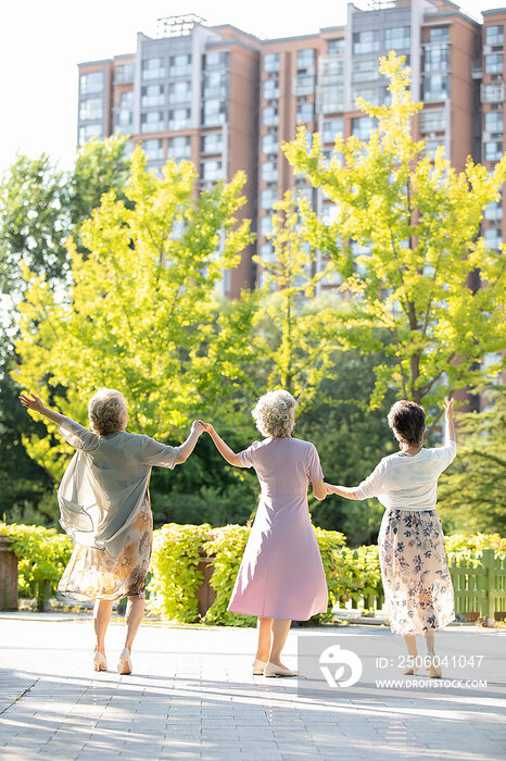 快乐的老年闺蜜在公园跳舞