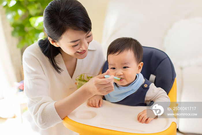 年轻妈妈给宝宝喂食