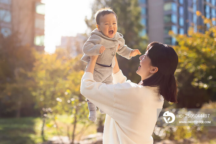 年轻妈妈在公园陪宝宝玩耍