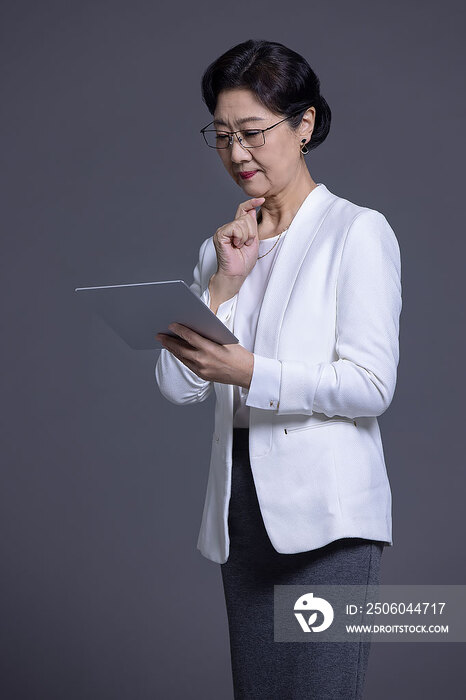 女企业家拿着平板电脑