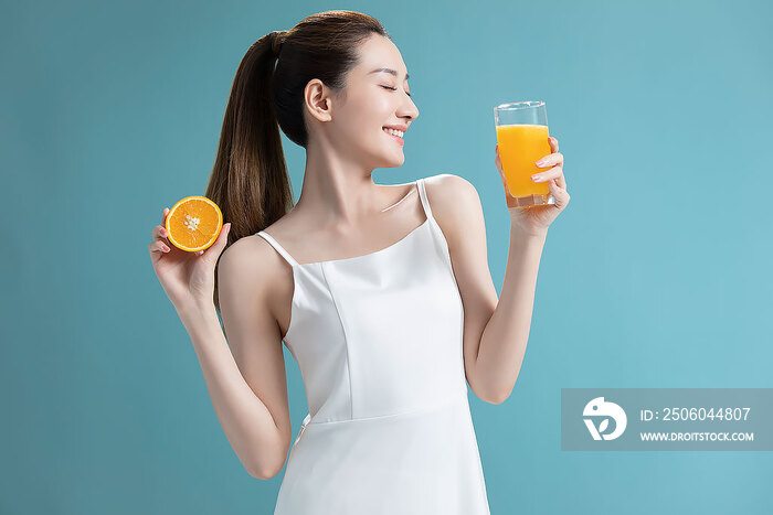 年轻美女喝橙汁