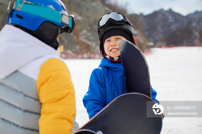 可爱的儿童在滑雪场玩