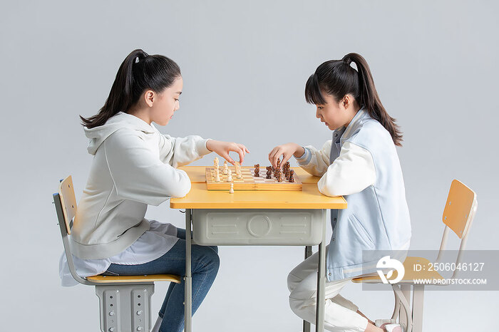 两个女孩下国际象棋