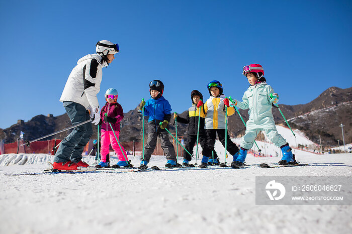 孩子们跟着教练在户外学滑雪