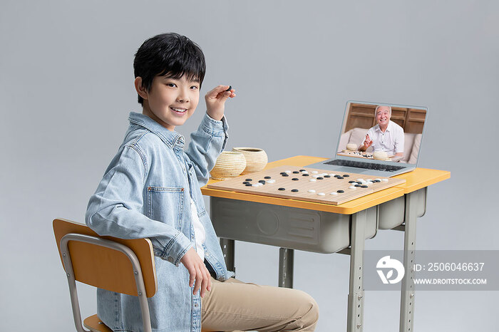 男孩和爷爷视频学习下围棋