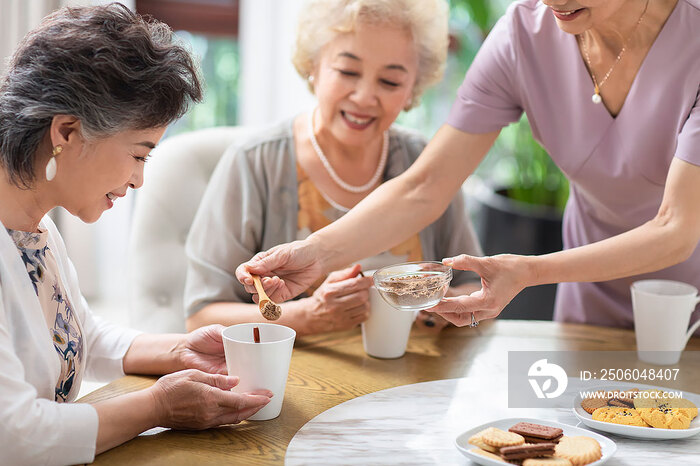 快乐的老年闺蜜在家享受下午茶时光