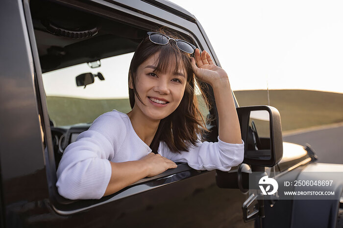 快乐的年轻女子欣赏车窗外的美景