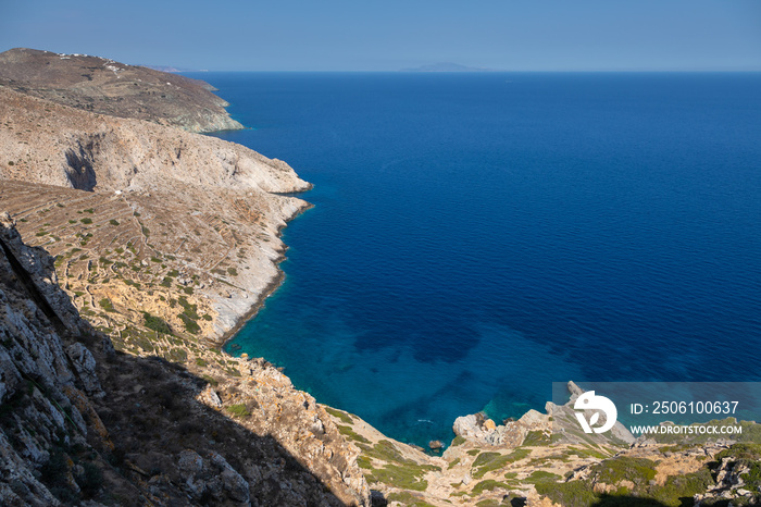 希腊福莱甘德罗斯岛的悬崖景观。