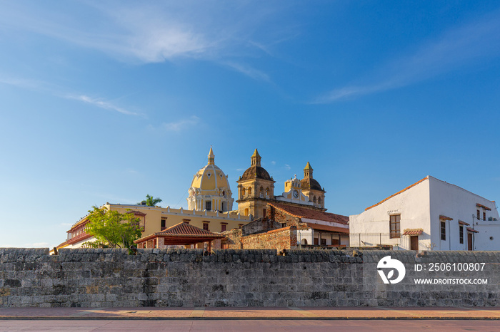 著名的殖民地卡塔赫纳城墙（Cuidad Amurrrallada）及其历史悠久的彩色建筑