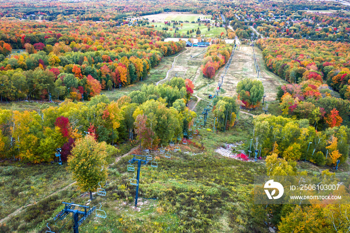 美丽的鸟瞰图，带着bri在秋季俯瞰Rib山的一条滑雪道