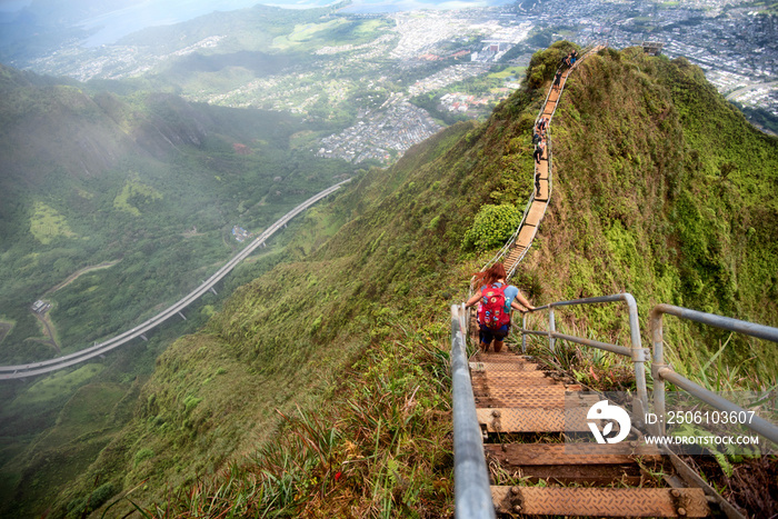 在夏威夷瓦胡岛的Haiku楼梯上徒步旅行，也被称为通往天堂的楼梯。