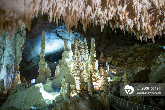 弗拉萨斯洞穴是欧洲最大的