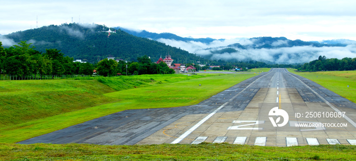 乡村有山的机场跑道