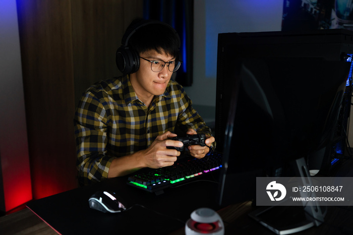 亚洲男子网络体育玩家专注于在电脑电子竞技概念上玩电子游戏
