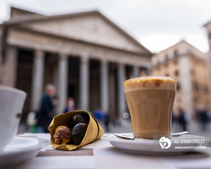 filiżanka cappuccino. kawa wśród rzymskich antycznych zabytków. kawa, espresso, włoskie śniadanie