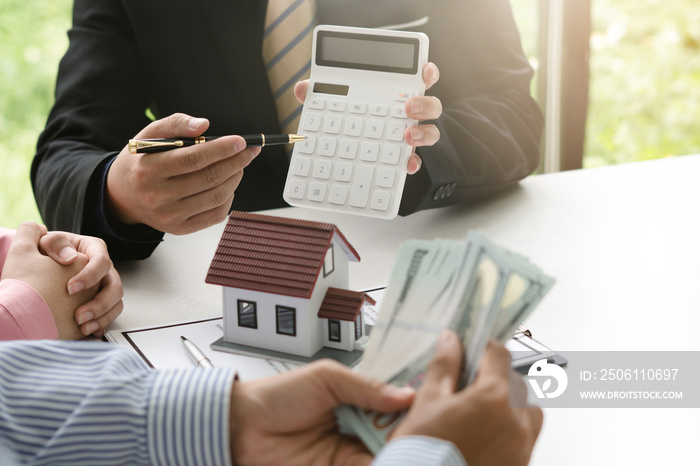 房地产经纪人就房屋合同向客户提供保险单。