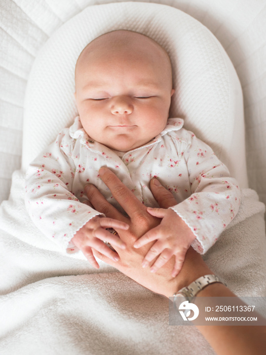 婴儿睡觉和牵着父母的手