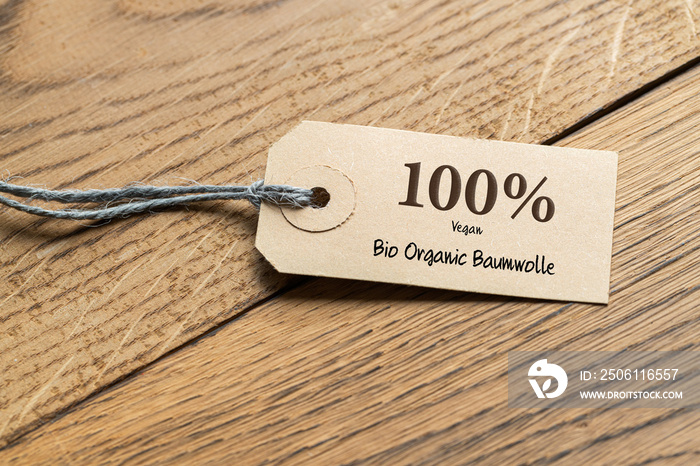 Hangtag mit Aufschrift  100% Bio Organic Baumwolle