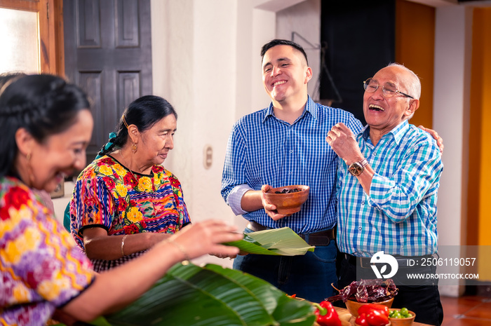 Abuelos disfrutando de enseñar a cocinar a sus nietos. Familia cocinando.