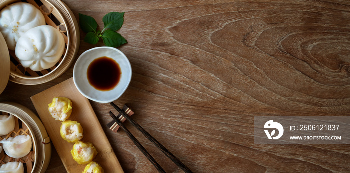 筷子竹蒸笼里的中国蒸饺和猪肉包的头顶镜头