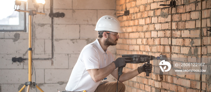 施工现场的专业工人使用手提锤进行安装。概念