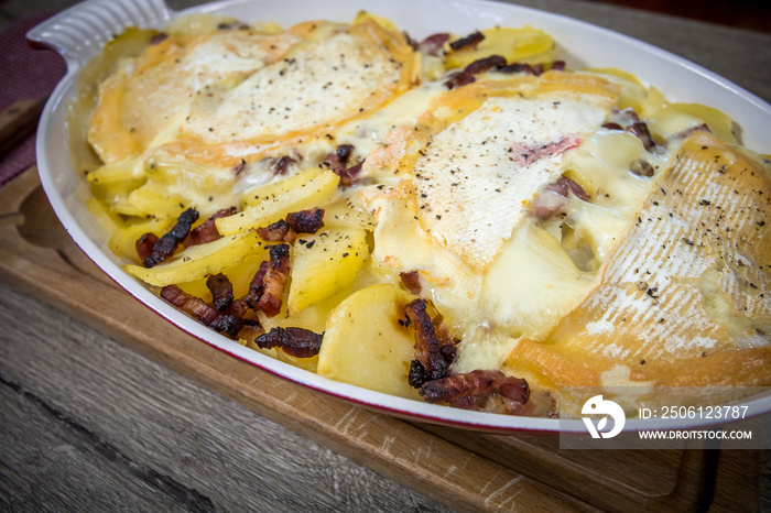 plat de tartiflette au reblochon sur une table