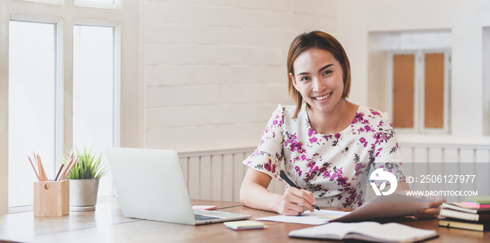 Beautiful young asian businesswoman smiling for camera