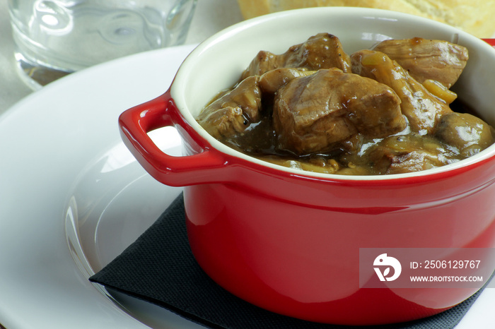 casserole de boeuf cuisiné sur une assiette