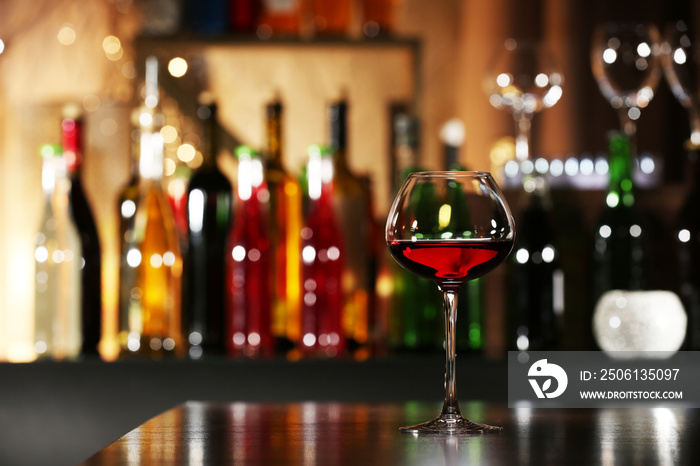 一杯背景是酒吧的葡萄酒