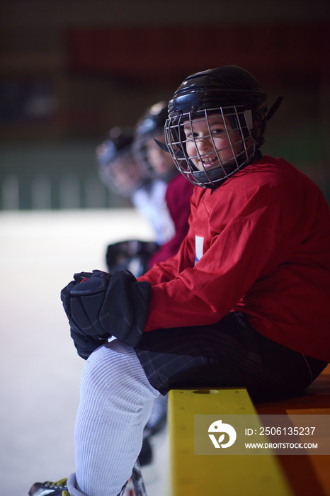 儿童冰球运动员坐在替补席上