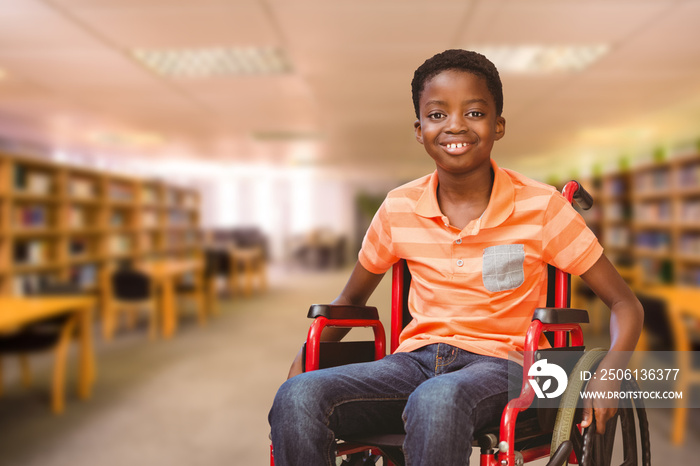 图书馆对面坐在轮椅上的男孩的肖像