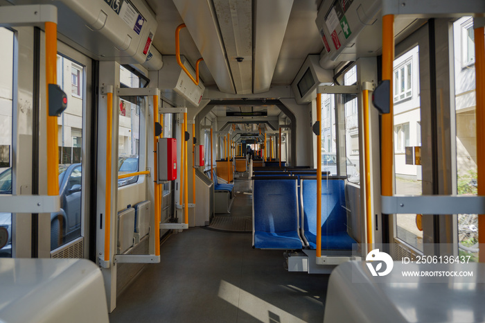 德国铁路列车蓝色织物座椅旅客列车内部走廊的内部视图