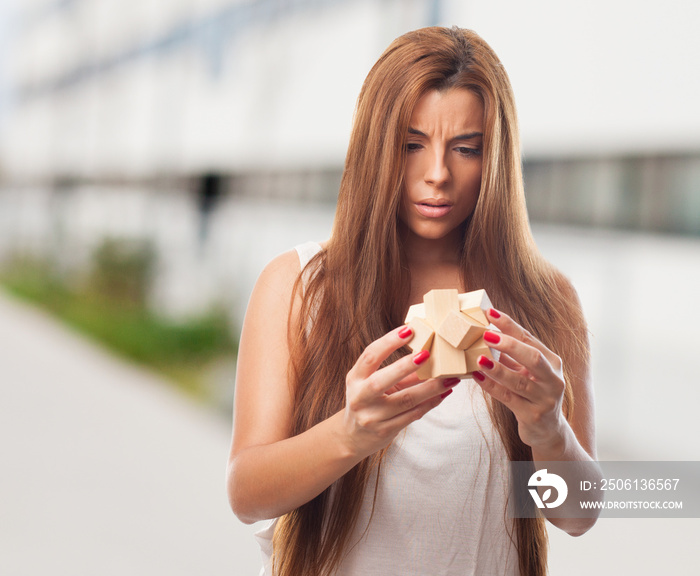 一位年轻女子解决谜题的画像