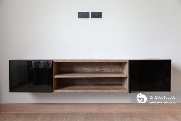 现代空荡荡的现代室内电视柜，简约设计。