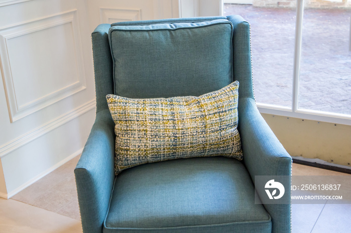 时尚的蓝色扶手椅家具，带纹理矩形枕头装饰