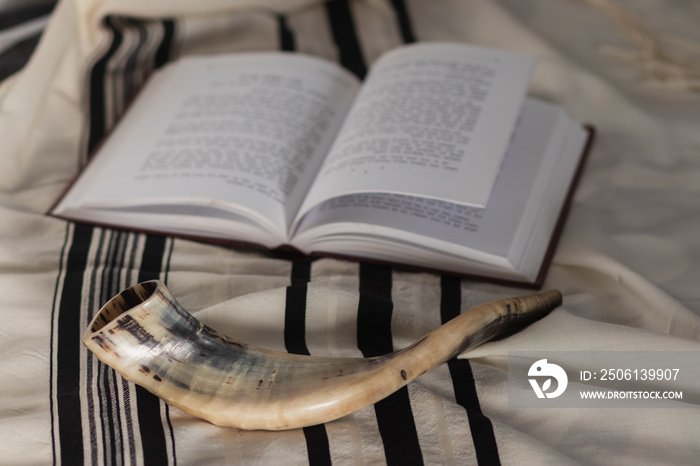 一个shofar被放在一本《托拉》学习书旁边的一个塔柱上。在犹太节日o月之前