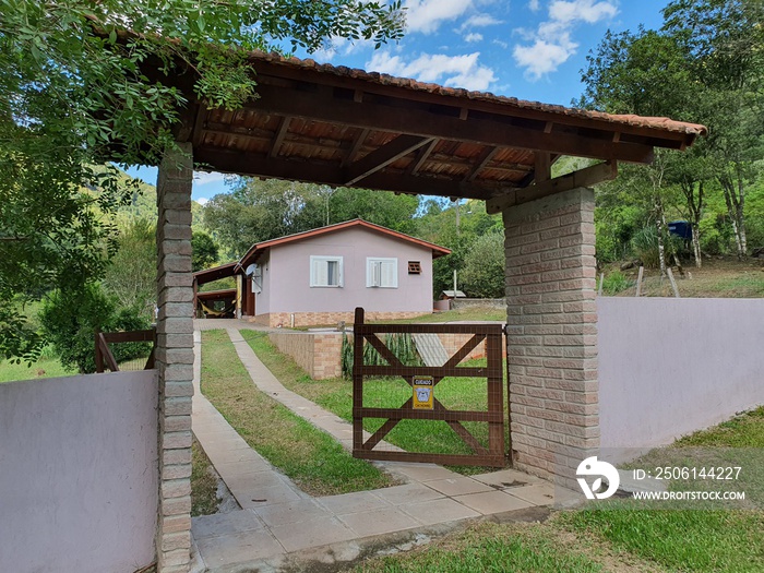 porteira de sítio chácara com casa pequena