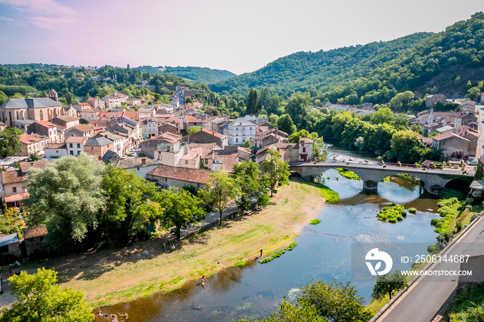 Vue sur le village de Laguépie et le Viaur du haut du Château à Saint-Martin-Laguépie